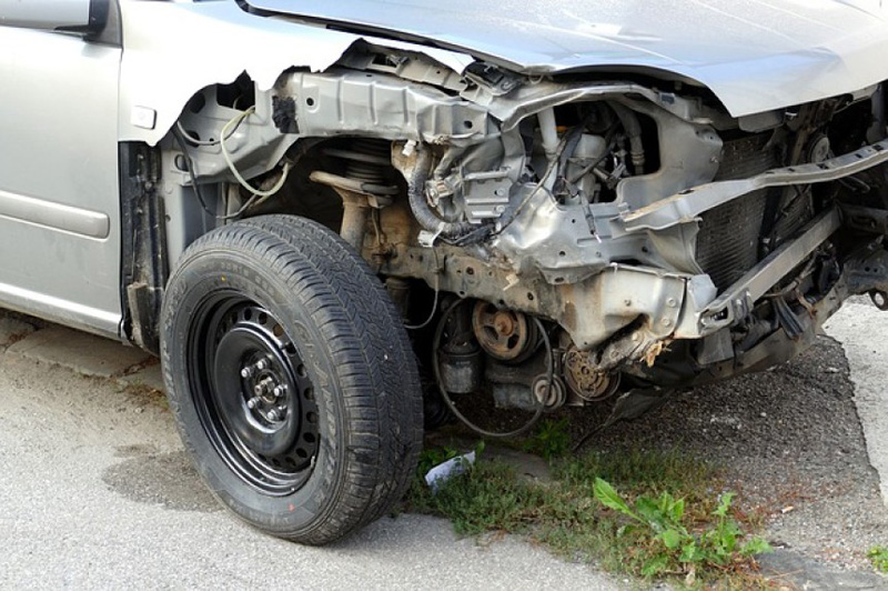 Man bolts from accident scene in damaged car