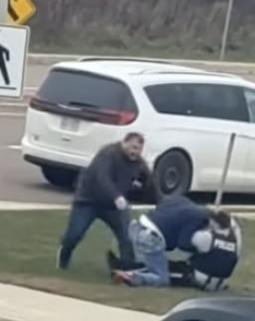 Good Samaritan jumps to aid of police officer